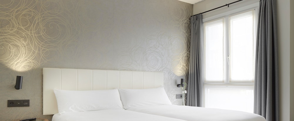 ROOM, SINGLE