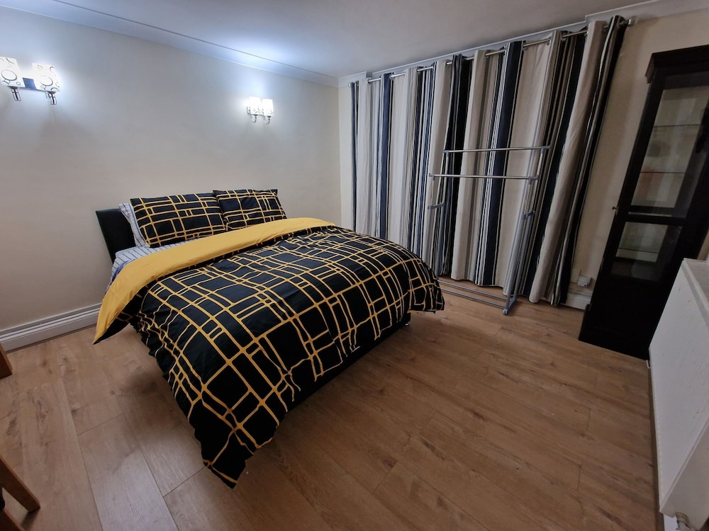 SnoozeDen Chalvey - Free Parking, Near M4 J6 16/35