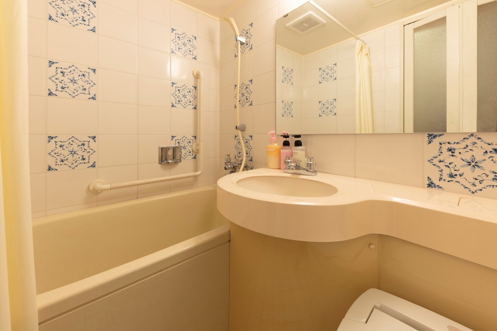 Hotel Riviera Shishikui 32/33