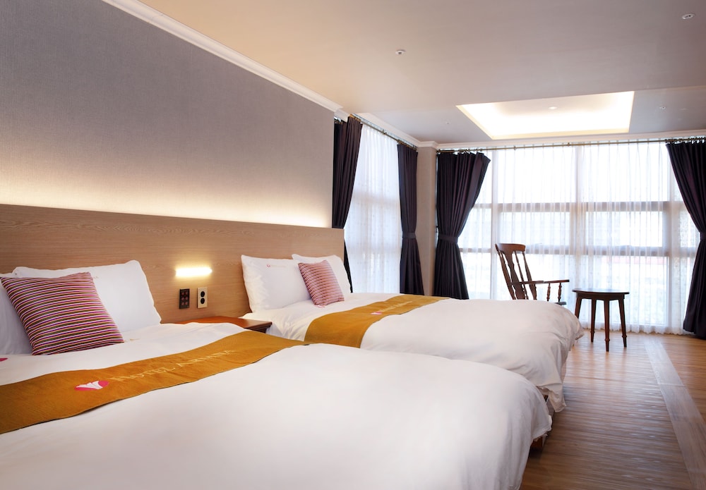 FAMILY, TWIN BEDS