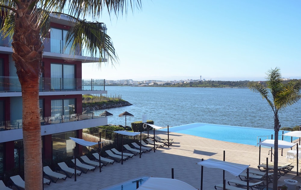 Agua Hotels Riverside 46/49