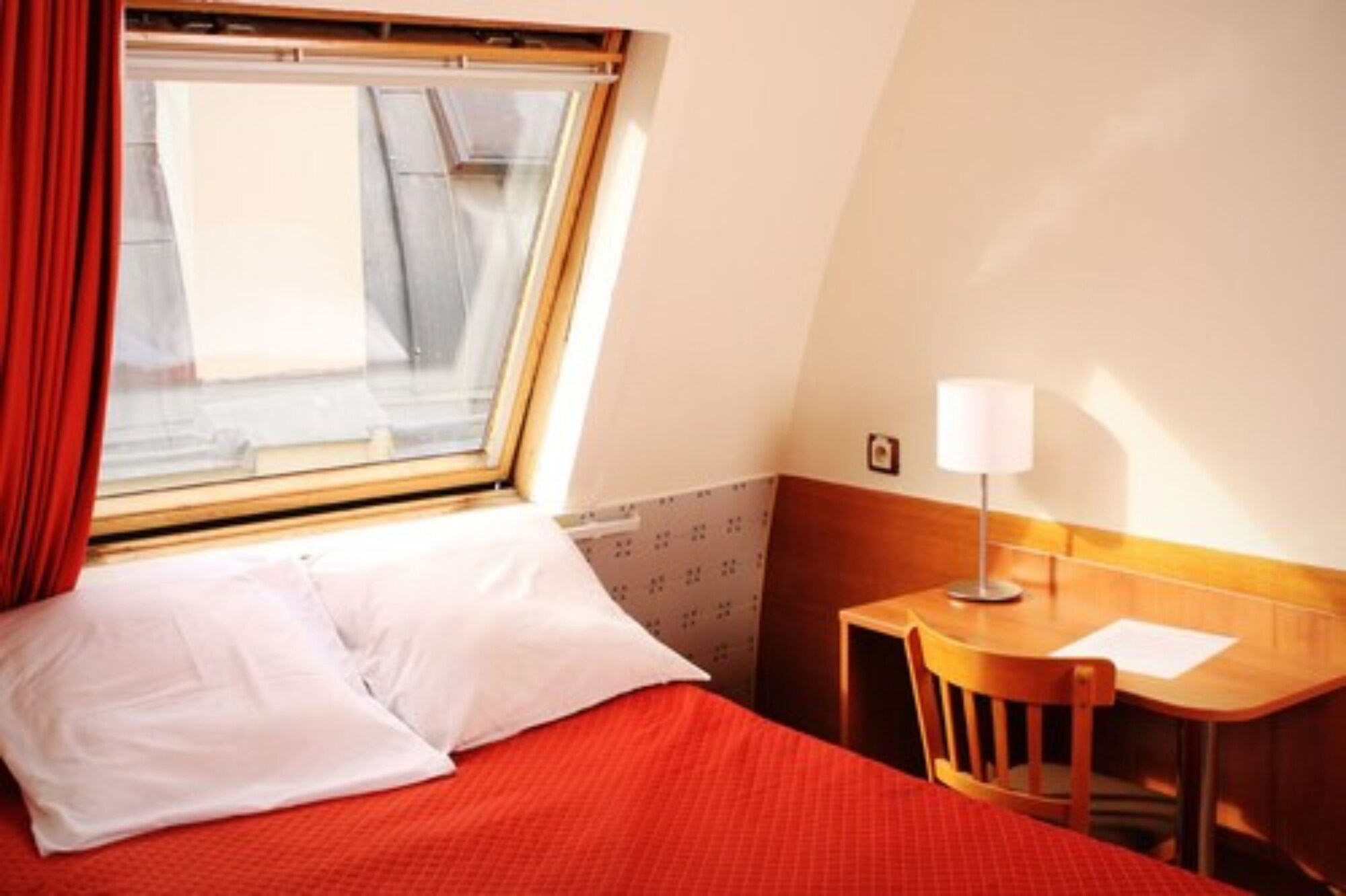 ROOM, SINGLE, PRIVATE BATHROOM