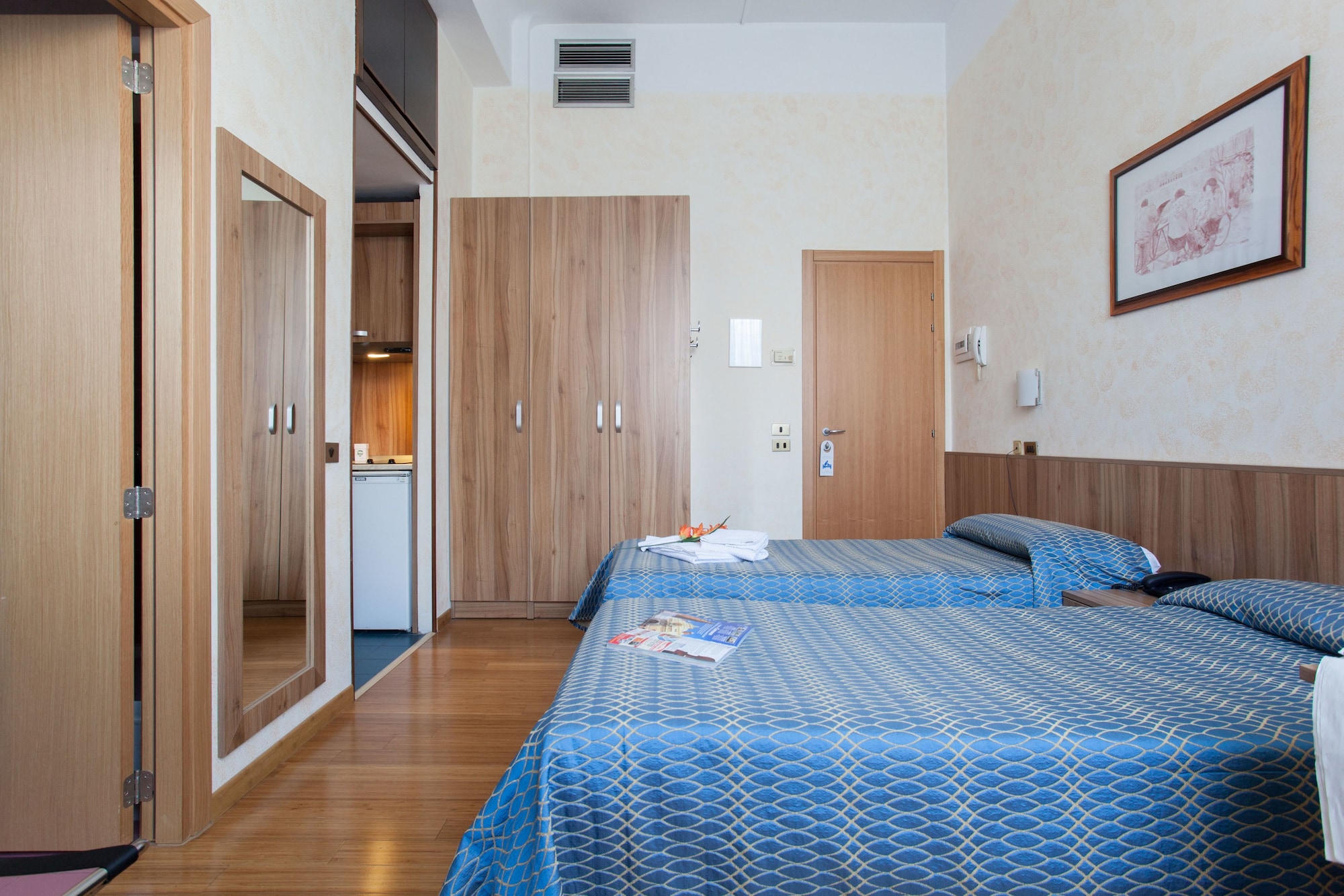 ROOM, TWIN BEDS, KITCHENETTE