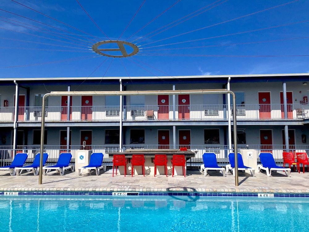 Sea And Breeze Hotel And Condo 15/49