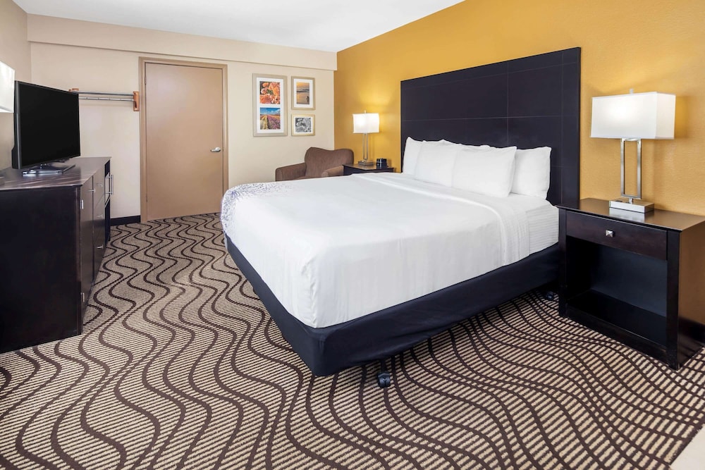 1 BEDROOM, QUEEN BED, ACCESSIBLE