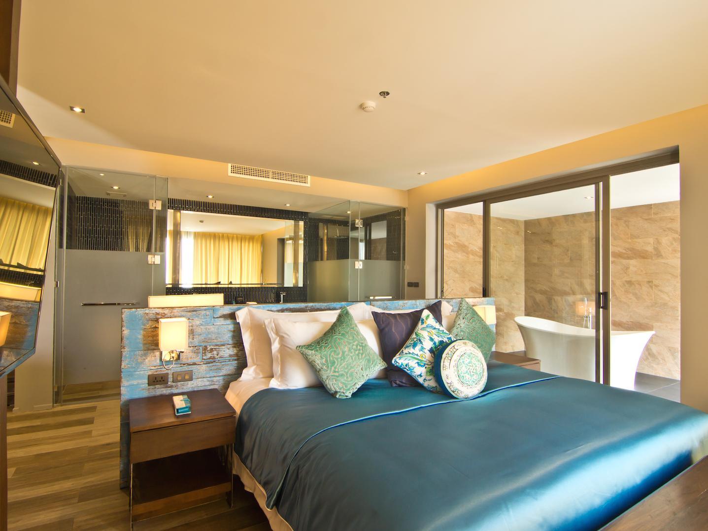 LUXURY, SUITE