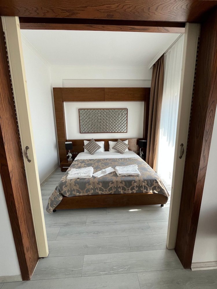 Small Bea Ch Hotel 3/32