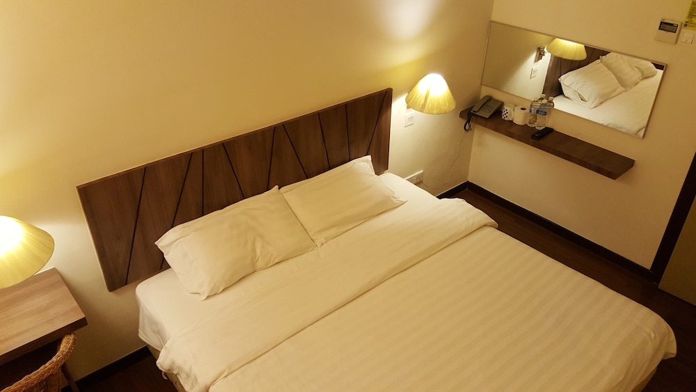 9 Square Hotel 10/31