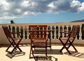 GOLDEN ROSE SUITES 8/62