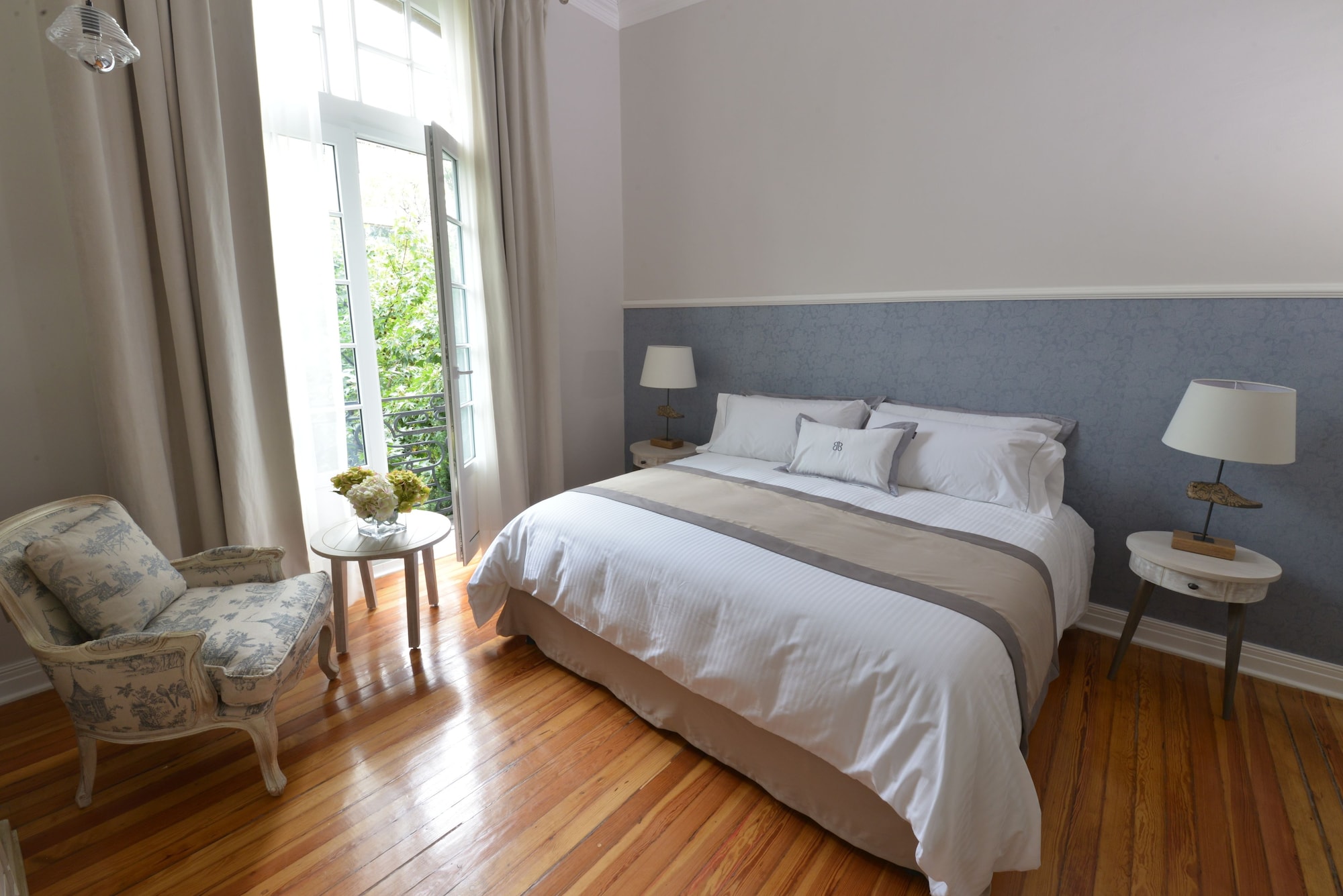 LUXURY, KING BED