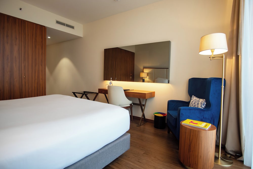 SUPERIOR, KING BED, POOL VIEW, BALCONY