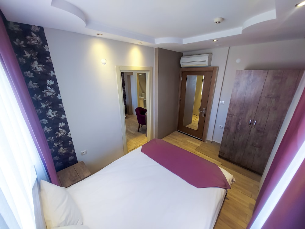 Udi Hotel 12/47