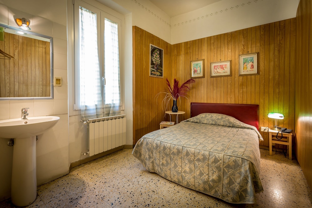 ROOM, DOUBLE BED, EXTERNAL BATHROOM
