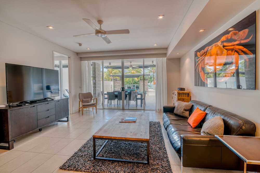 Coconut Grove Port Douglas 27/50