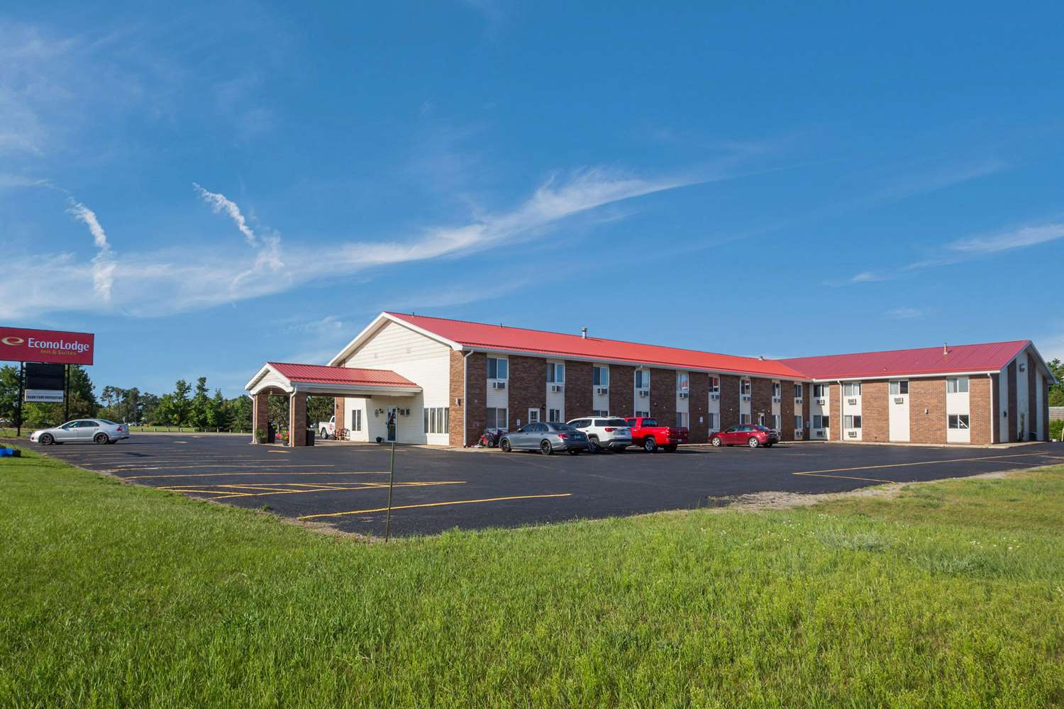 Econo Lodge Inn & Suites Escanaba North 14/14