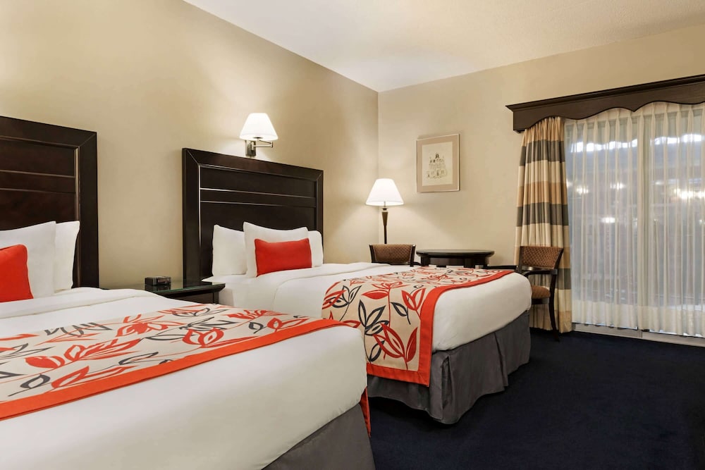 Interior, Courtyard, 2 Queen Beds, Pet Friendly, Balcony