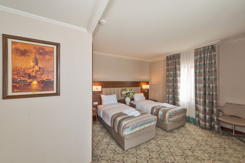 DELUXE, DOUBLE OR TWIN BED