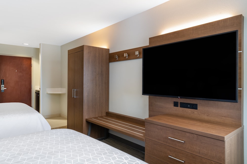Holiday Inn Express Colorado Springs(Airport) 22/55