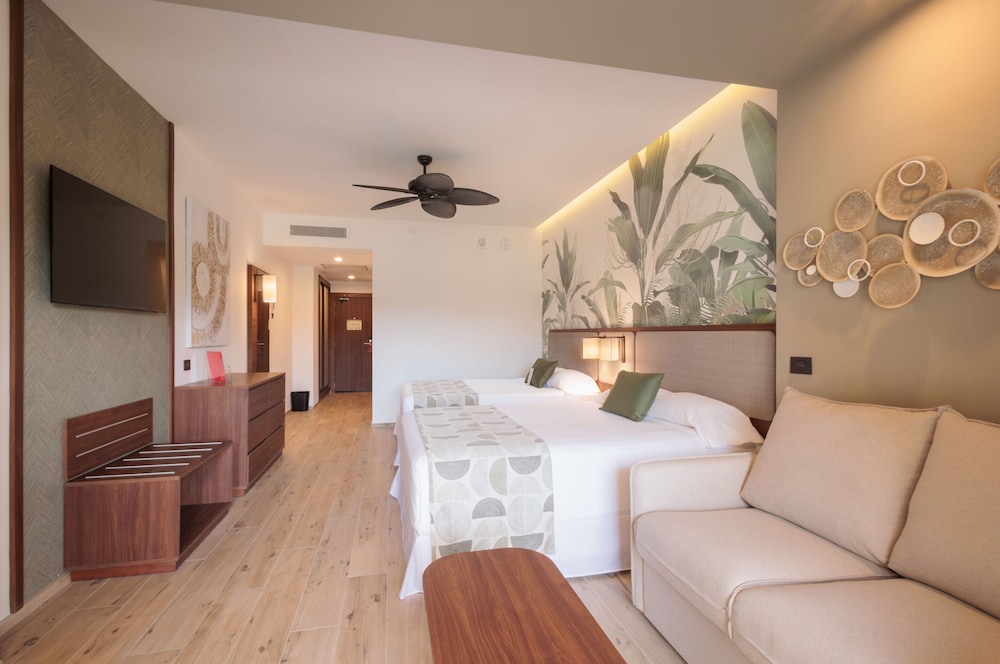غرفة سوبيريور عائلية بإطلالة على المسبح بغرفتي نوم، RIU Guanacaste All Inclusive 2/4