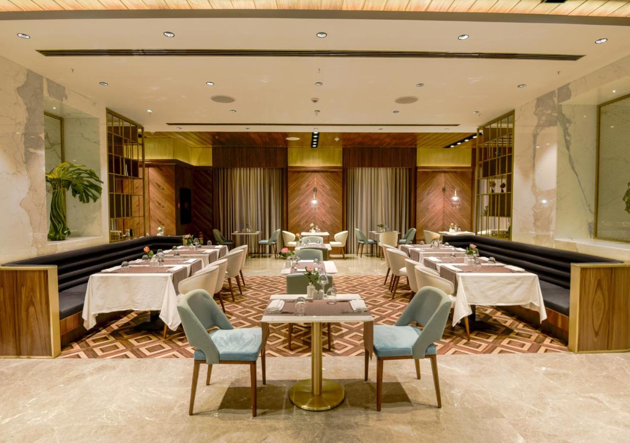 Rocks Hotel Casino 52/64
