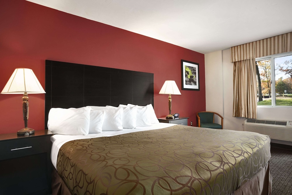 Travelodge by Wyndham Traverse City MI 9/27