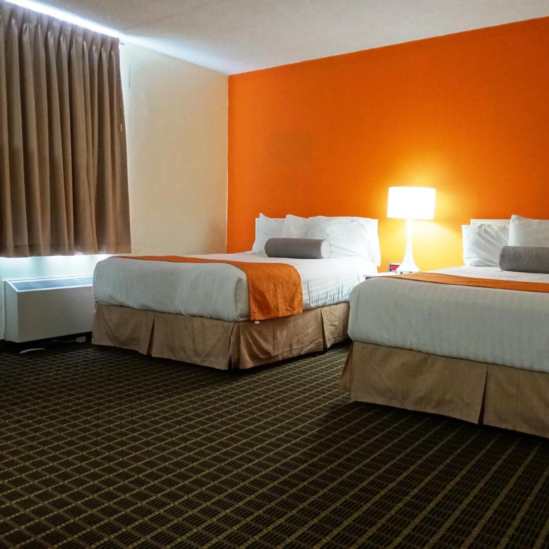Howard Johnson by Wyndham Tillsonburg 10/28