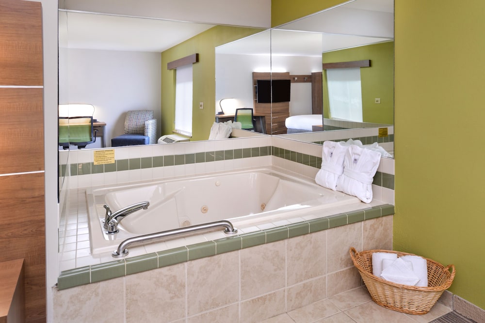 Holiday Inn Express Hotel And Suites Parkersburg Mineral Wells 10/42