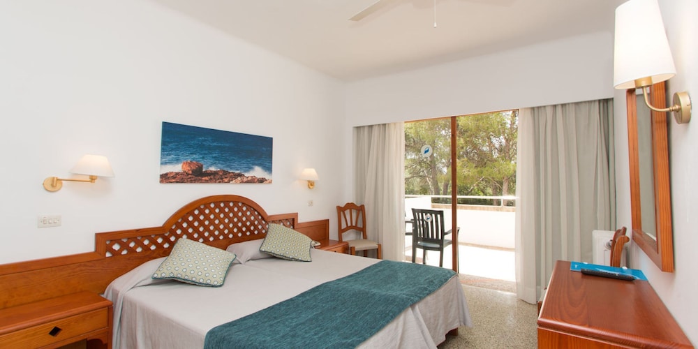Pinos Playa Hotel 8/50