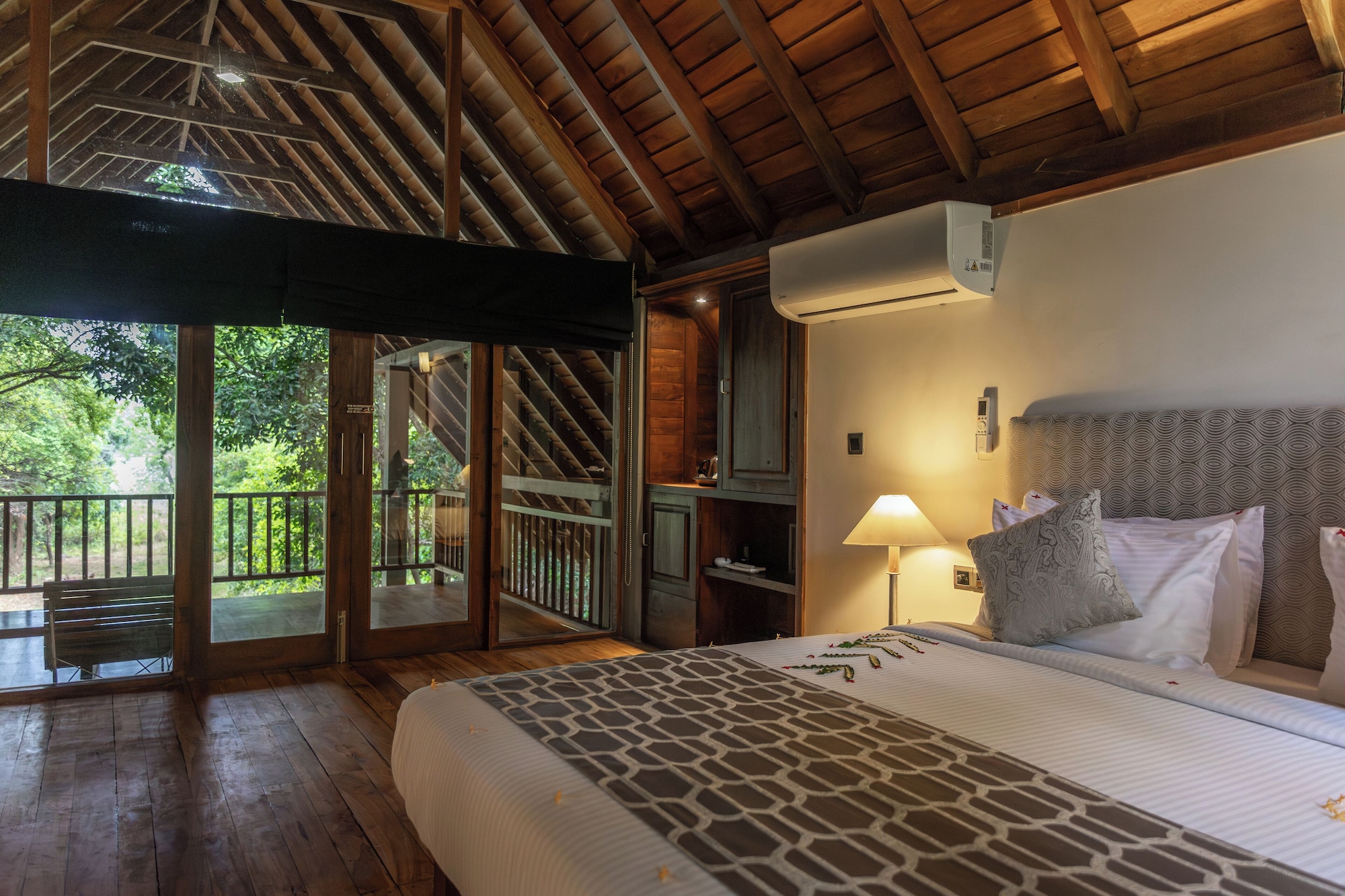 SUPERIOR, VILLA, KING BED, PARTIAL LAKE VIEW