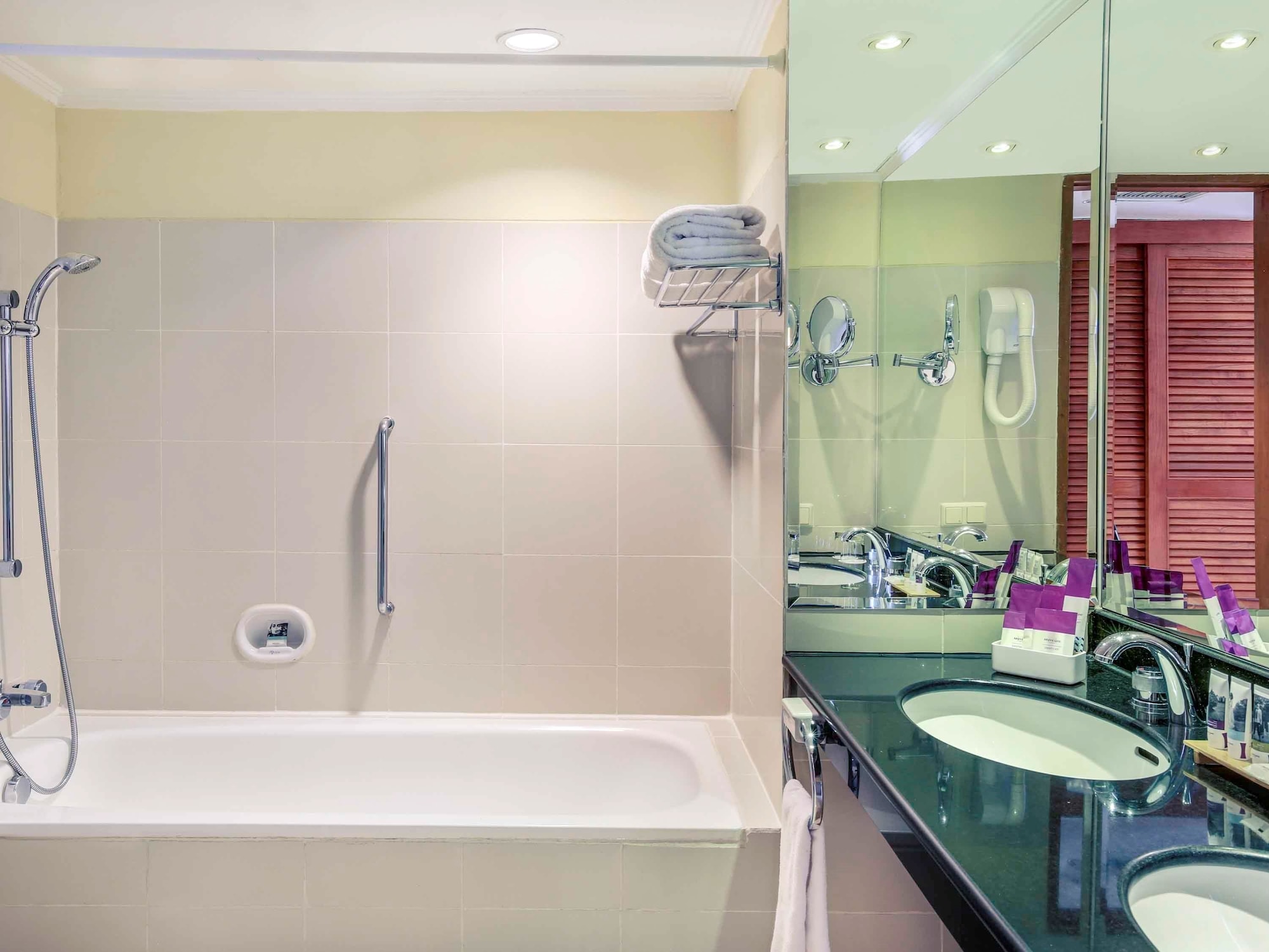 غرفة ديلوكس بسرير مزدوج، Mercure Jakarta Kota 8/8