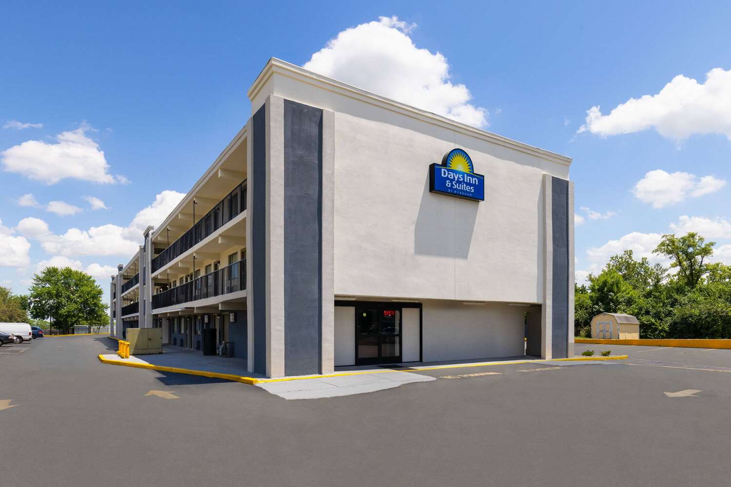 Days Inn & Suites by Wyndham Indianapolis Airport East 24/28