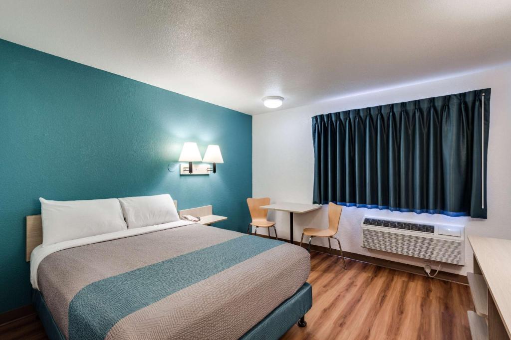 1 Full Bed - ADA/RI Shower/Smoking