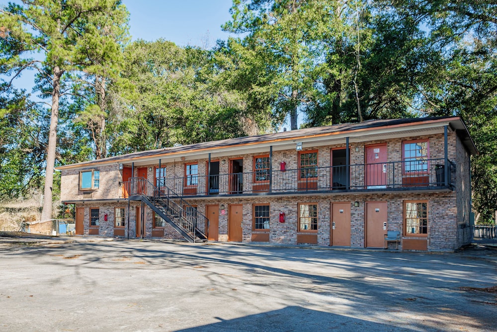 Southern Inn By OYO Walterboro I-95 in WALTERBORO - SC