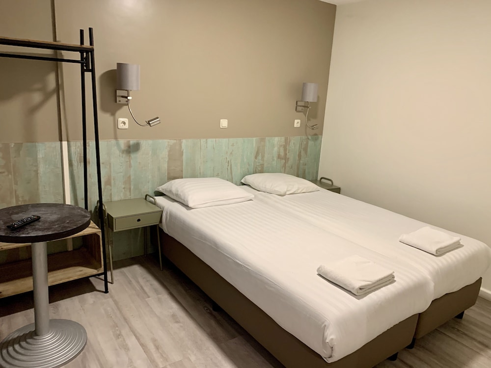 Damrak Inn 7/71