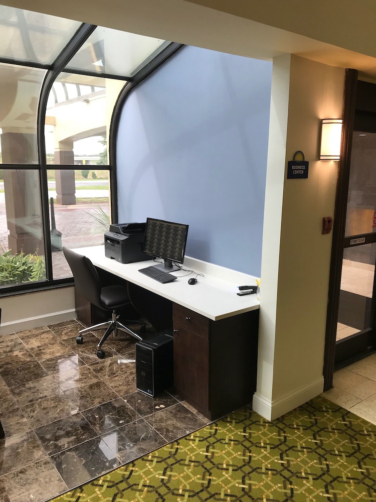 Days Inn & Suites by Wyndham Rochester Hills MI 27/31