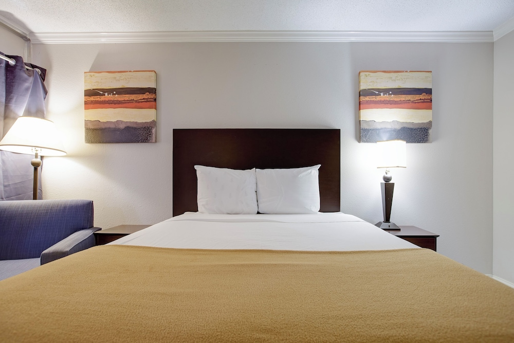 غرفة بسرير كوين، Riverside Inn & Suites by OYO Danville Ceaser Casino 4/10