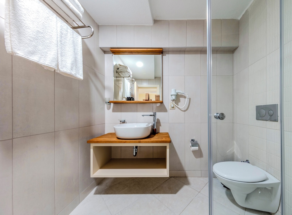 Roys Hotel & Suites 49/50
