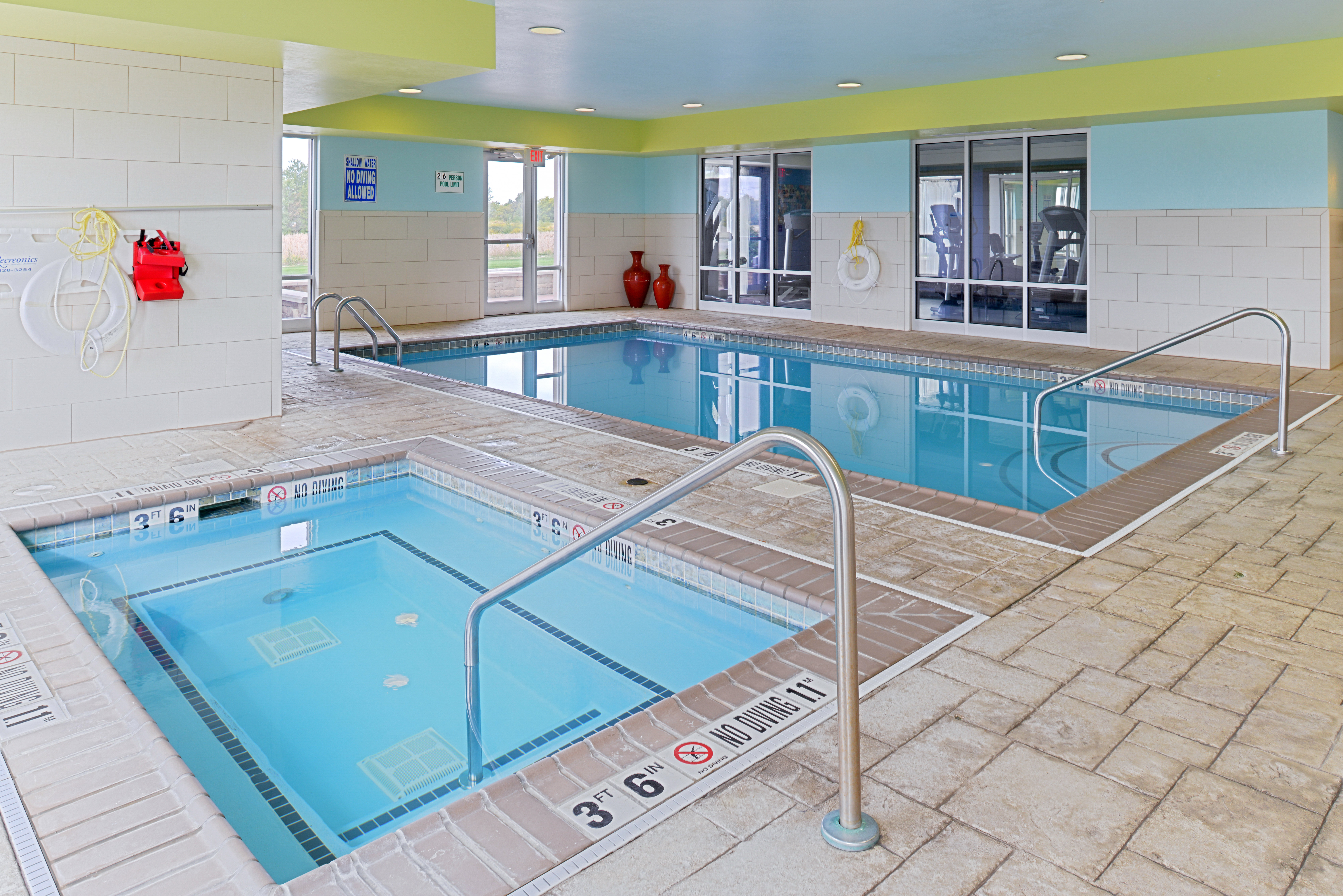 Holiday Inn Express Hotel and Suites Terre Haute 36/73