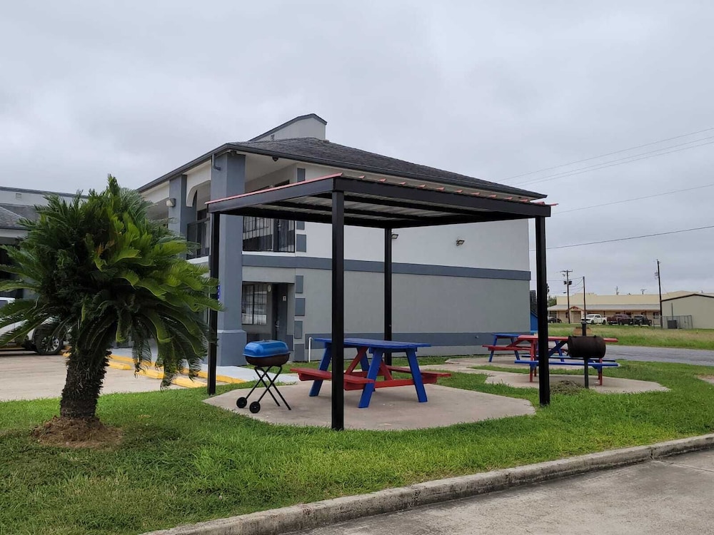 Texas Inn & Suites Raymondville 41/55