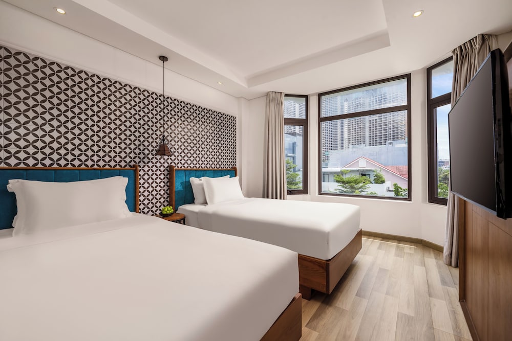 SUPERIOR, TWIN BEDS, CITY VIEW