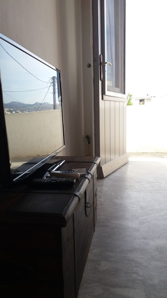 Manos Rooms 5/50
