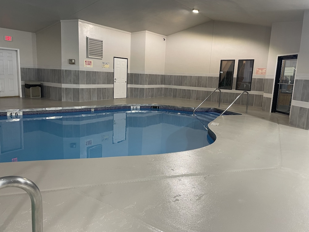 Red Roof Inn & Suites Tomah 13/57