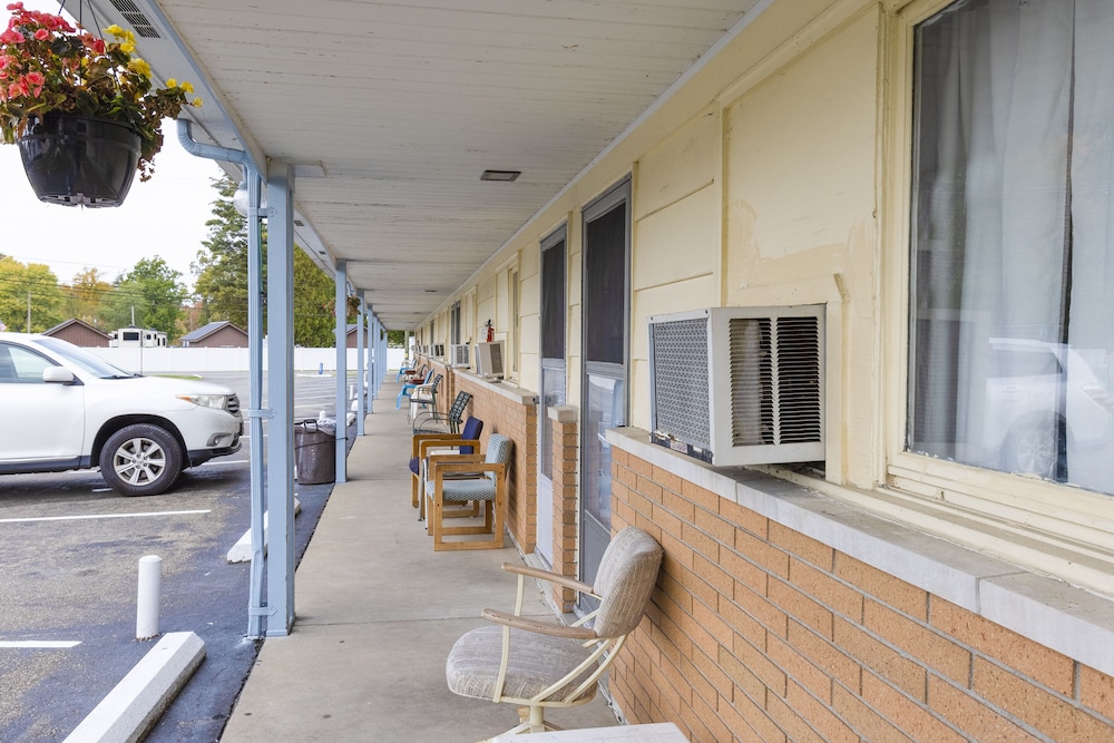 Parkside Motel by OYO Meadville Conneaut Lake 41/50