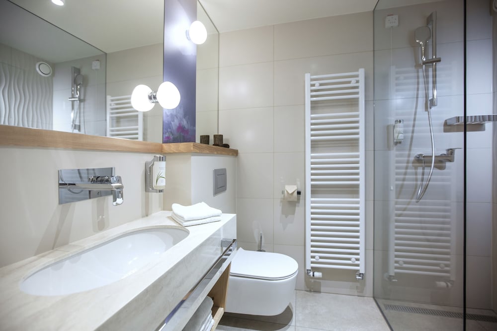 غرفة بسرير كوين بإطلالة على البحيرة بشرفة، Hotel Park 5/5