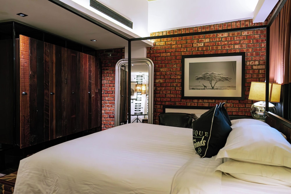 SUITE, KING BED
