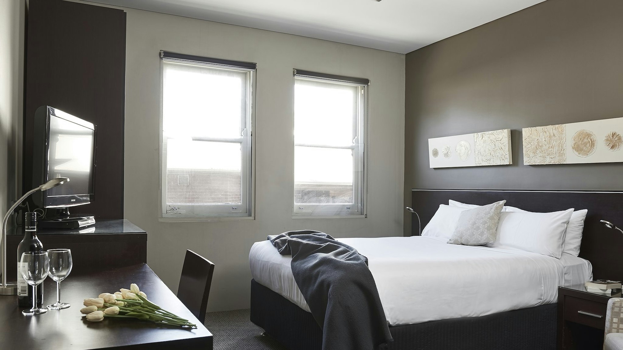 SUPERIOR, QUEEN BED