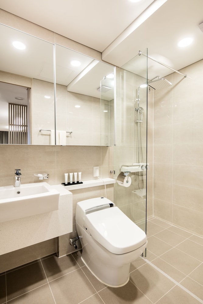 Golden Tulip Incheon Airport Hotel and Suites 60/63