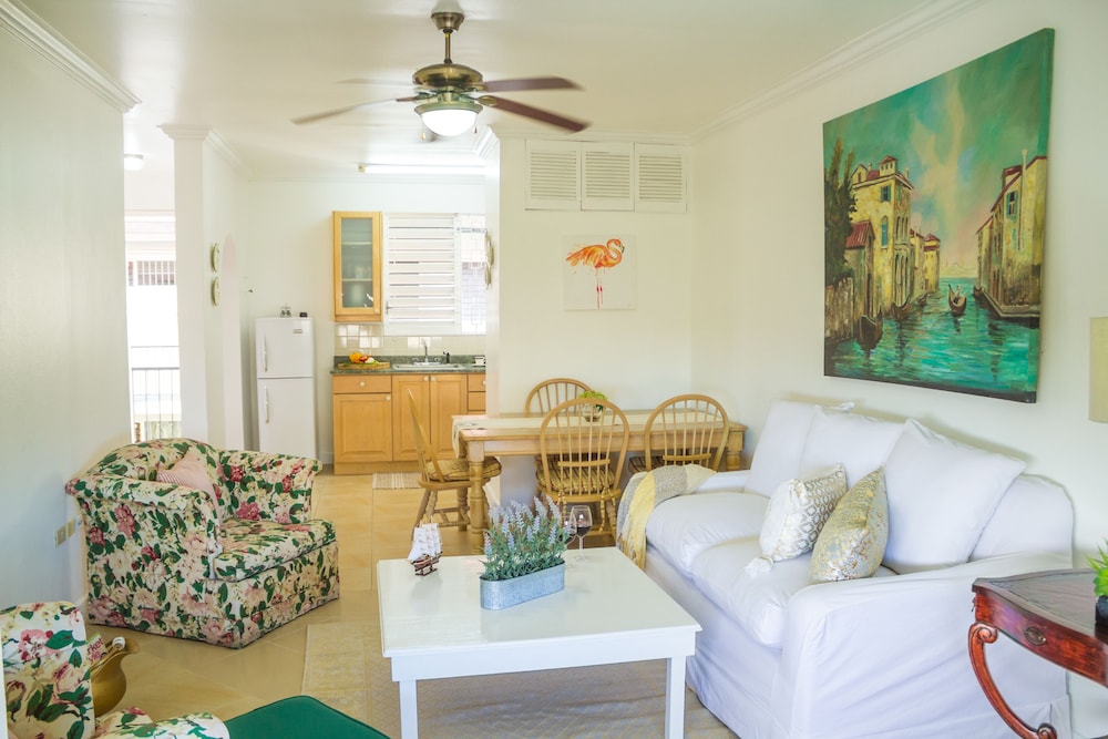 Kingston Luxury Condo Apartment 11/17