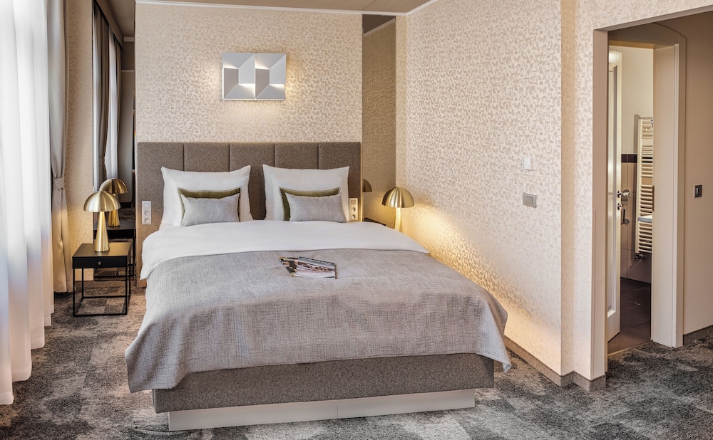 1 BEDROOM, DELUXE