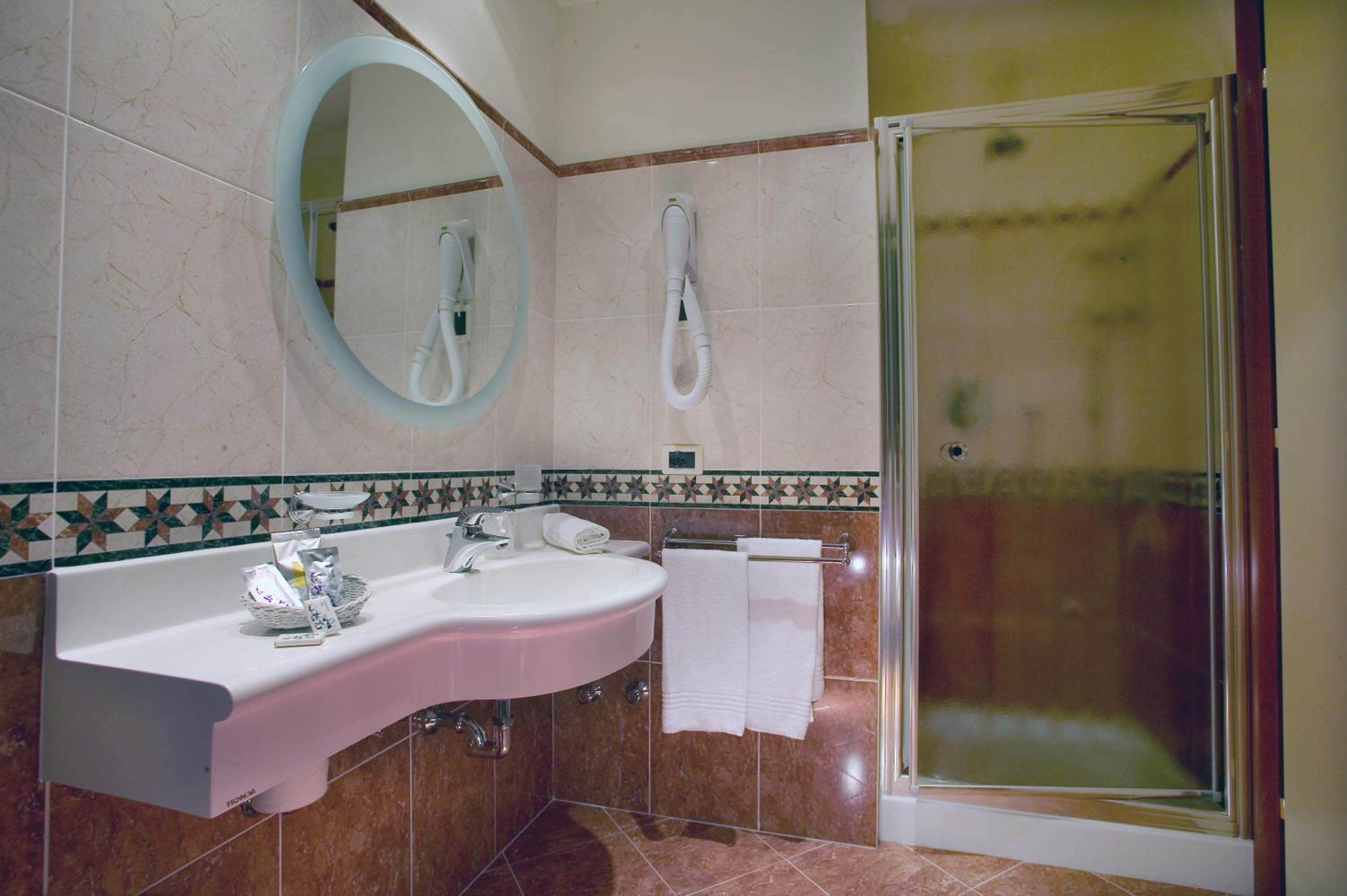 غرفة ثلاثية بإطلالة على البحيرة، Hotel La Rondine 3/3